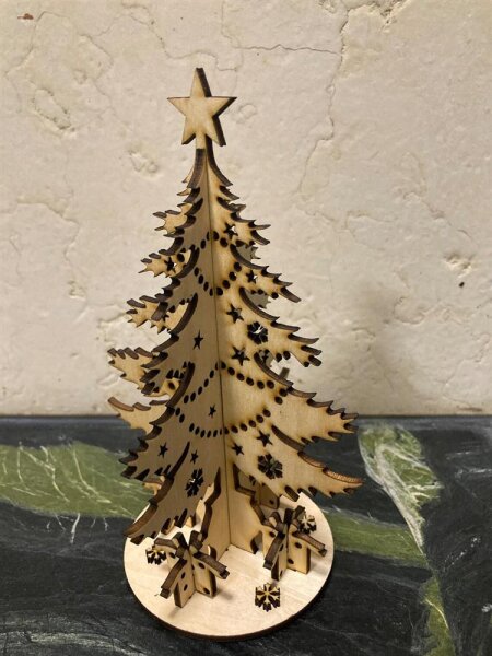 Toller Weihnachtsbaum mit Geschenken als Bausatz in Holz