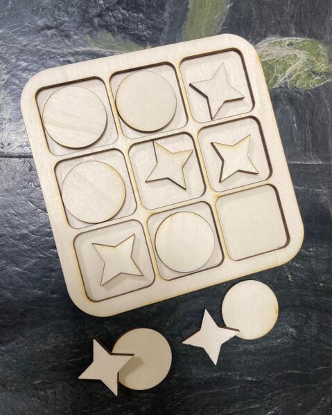 Tic-Tac-Toe oder Drei gewinnt Spiel für die Hosentasche aus Holz
